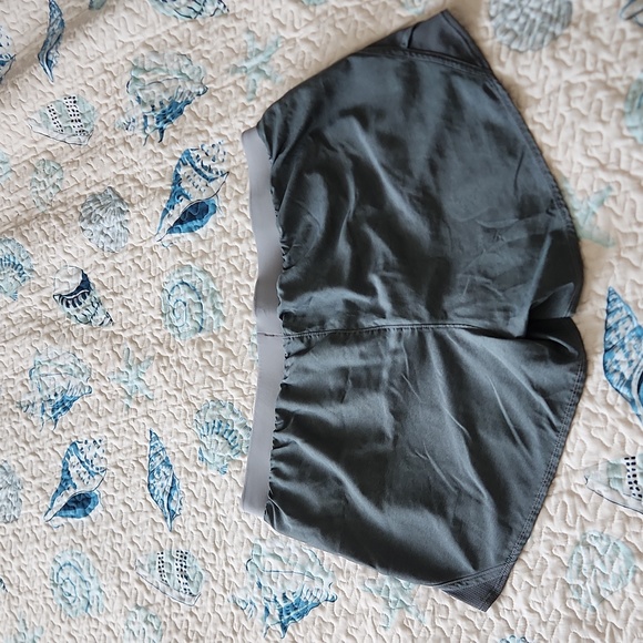 Adidas running shorts size XL - Picture 4 of 4